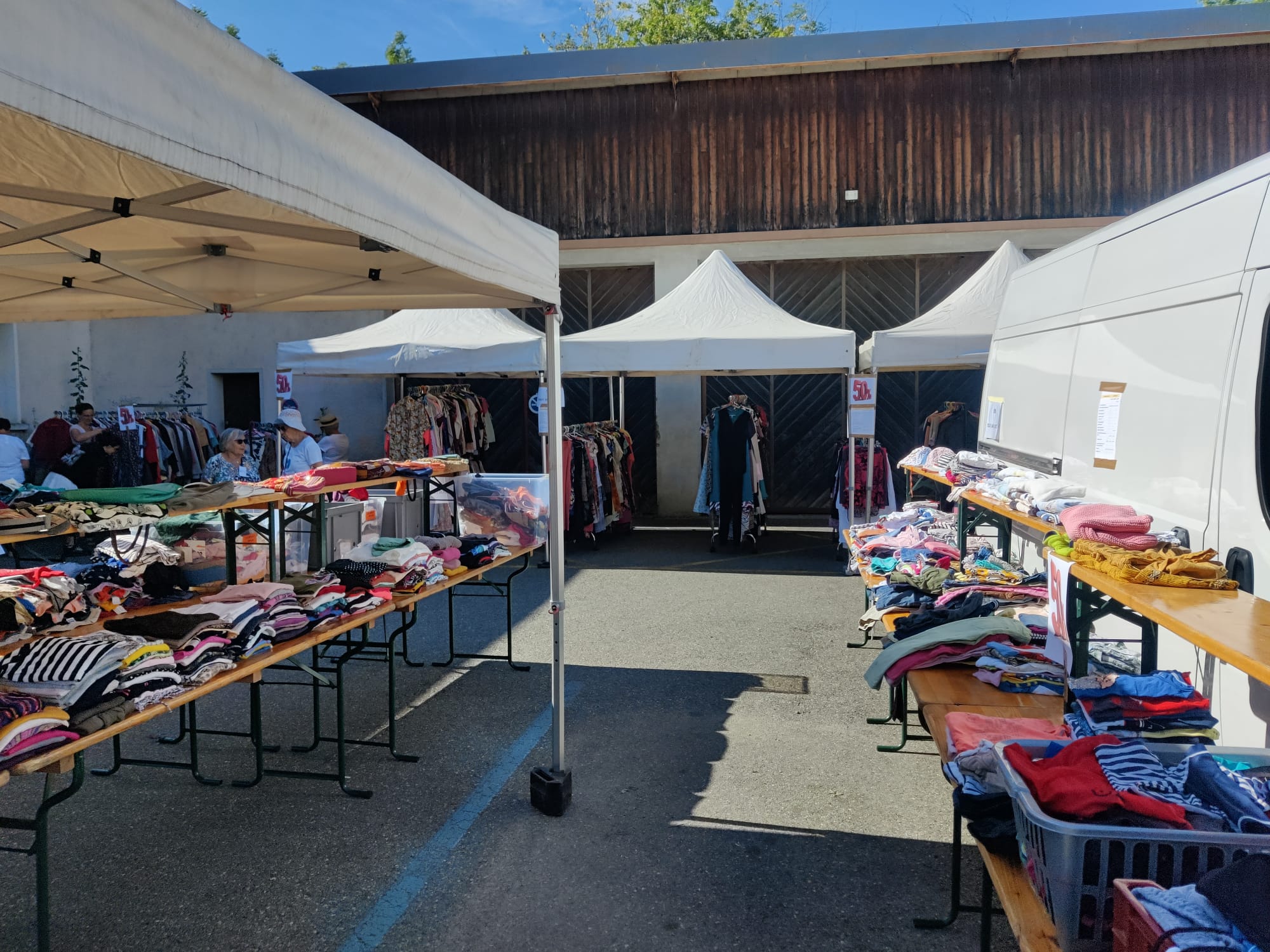 La braderie d'été 2025 sur le parking de la boutique